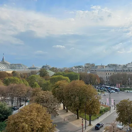 Champs-elysees Amazing View Of Bed & Breakfast