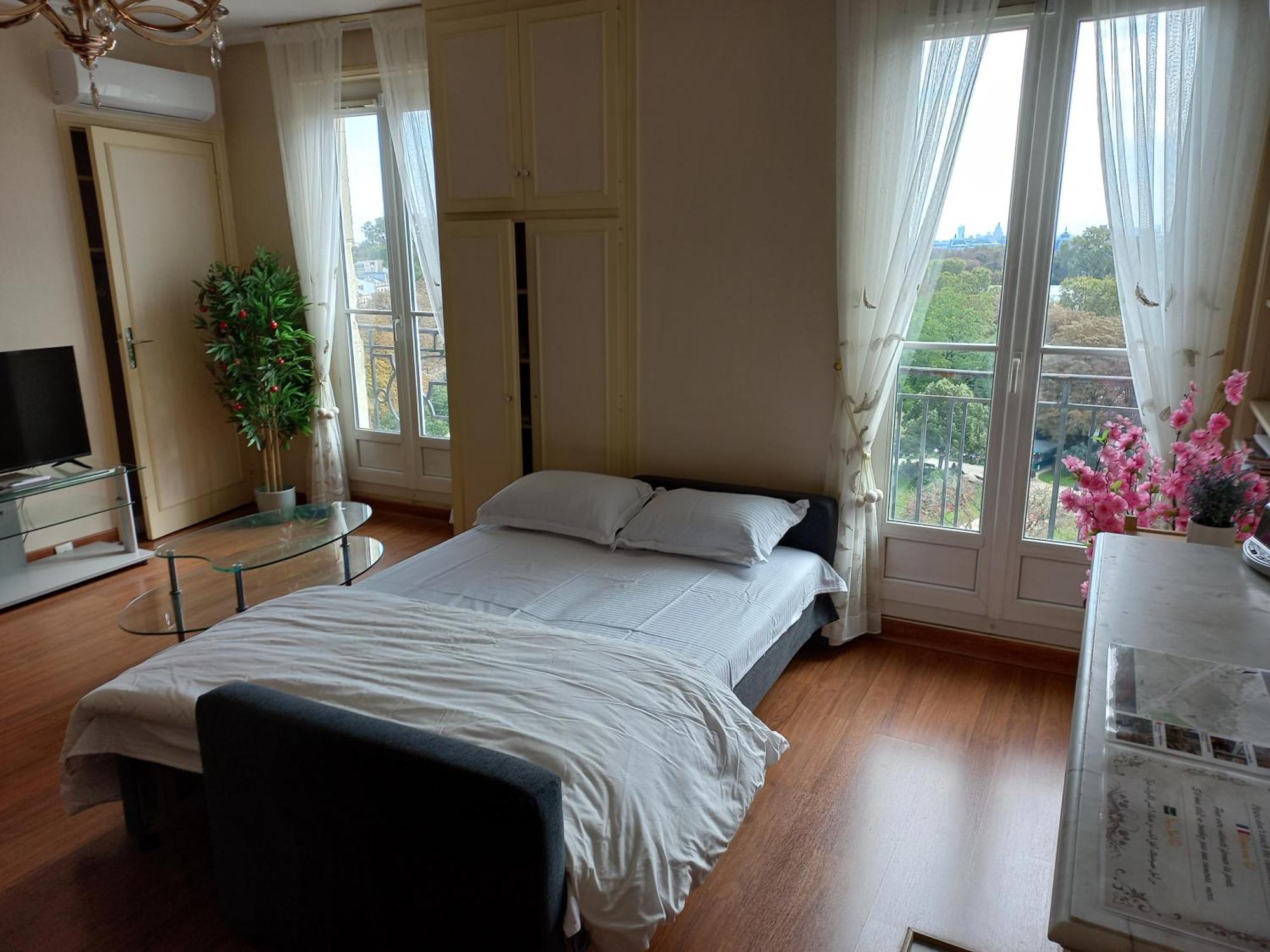 Champs-elysees Amazing View Of Bed & Breakfast